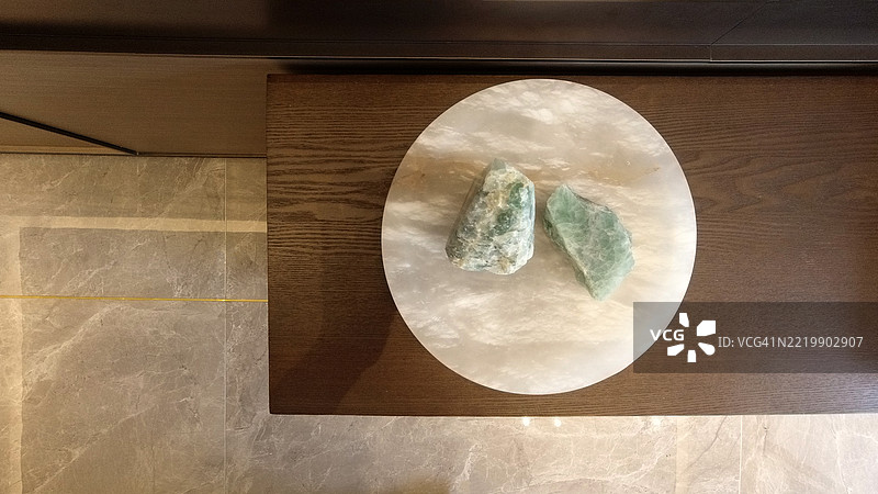 白盘子上的两块绿色石头图片素材