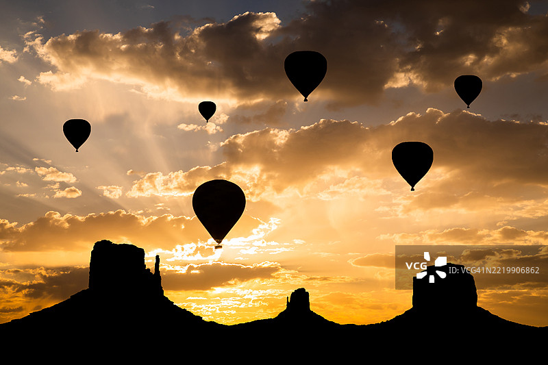日落时分的纪念碑谷与热气球。美国亚利桑那州图片素材