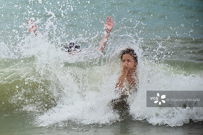 被海浪溅湿了！图片素材