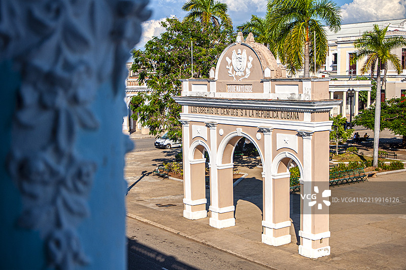 胜利拱门，何塞·马蒂公园。古巴，西恩富戈斯。图片素材