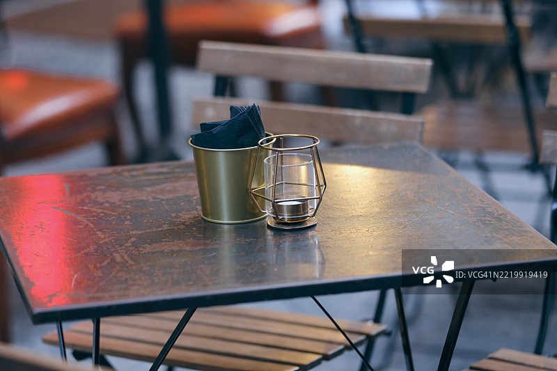 户外酒吧桌配蜡烛台和餐巾纸 - 自助餐厅氛围图片素材