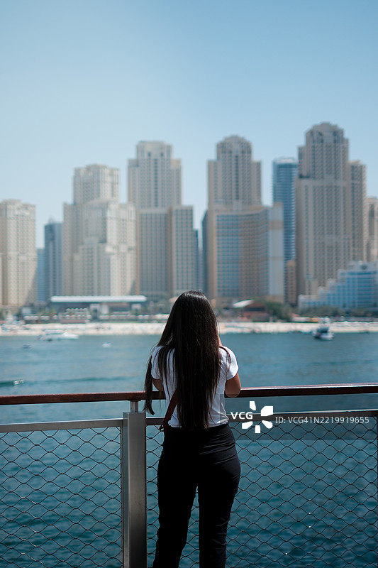 迪拜码头全景 - 城市天际线与海洋图片素材