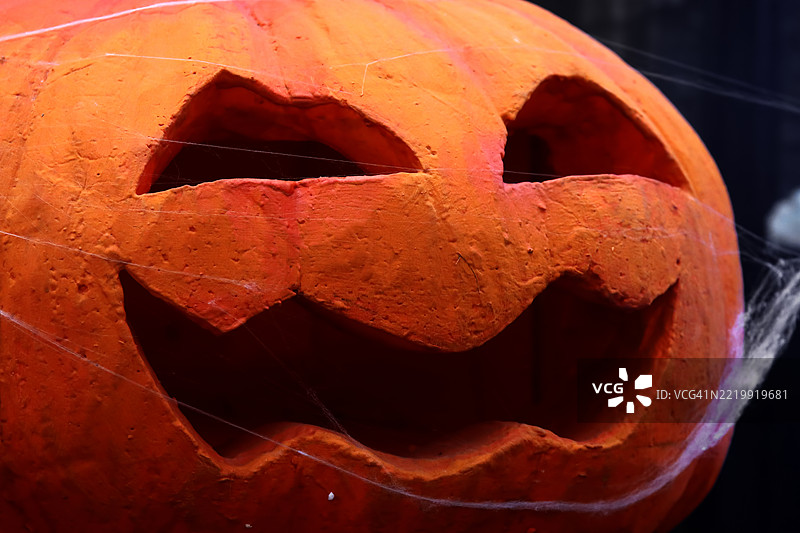 万圣节用泡沫雕刻的南瓜头。图片素材