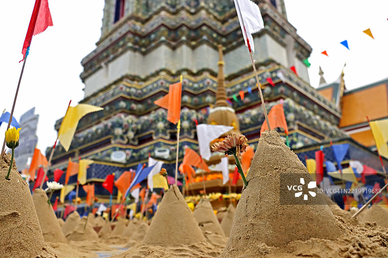 在宋干节期间，泰国传统在寺庙建造沙堡图片素材