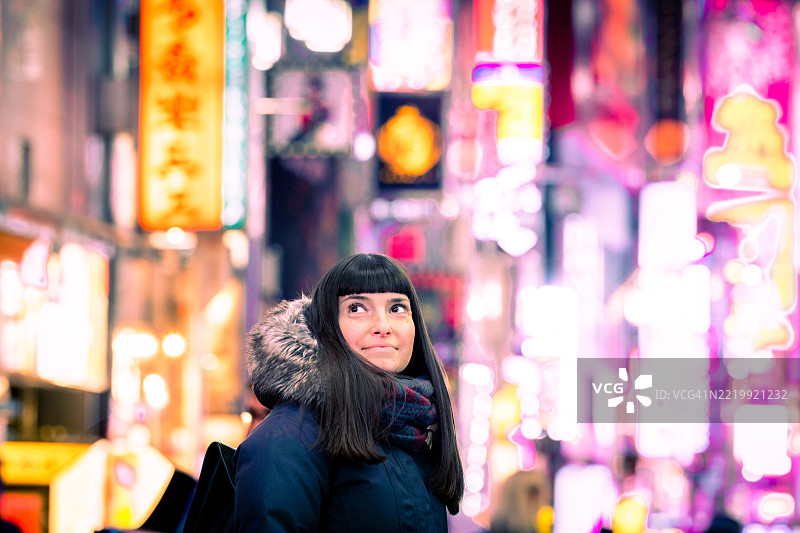 东京新宿，游客女性与霓虹灯照亮繁忙街道。图片素材