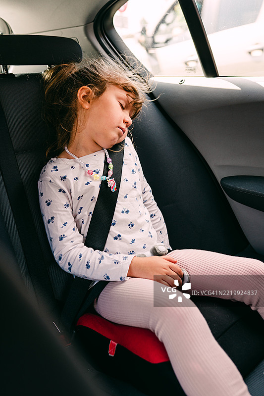 小孩在家庭旅行中安静地在车上睡觉图片素材