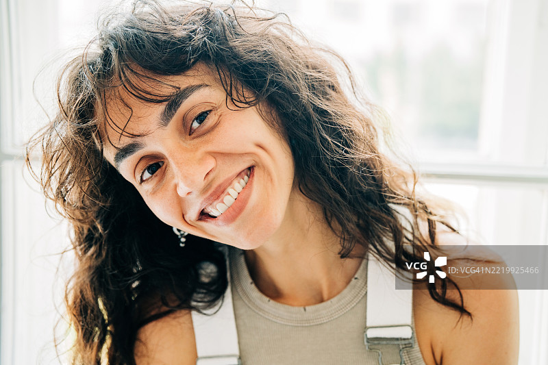 一位面带真诚温柔微笑的女性特写肖像。图片素材