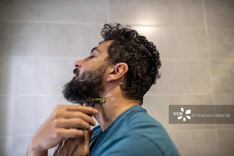 男人在家浴室剃胡子图片素材