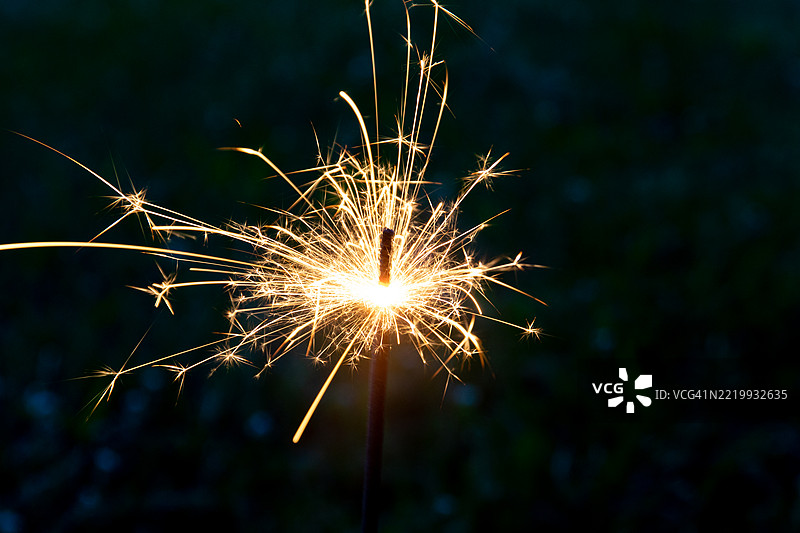 黑色背景下的绚丽烟花图片素材