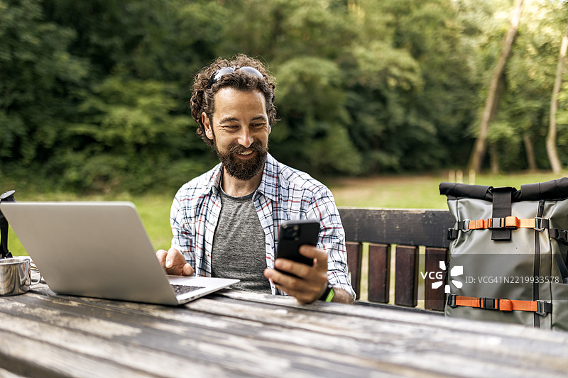 自由职业者在旅行中享受远程工作图片素材