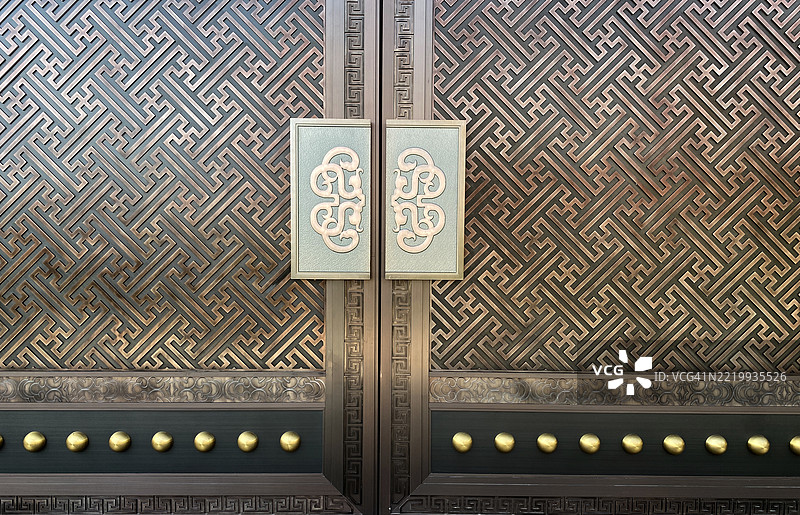 华丽的金属大门，带有几何图案和装饰性把手图片素材