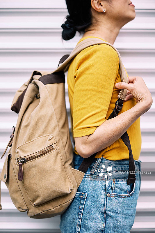 户外背着背包的跨种族女性特写。图片素材