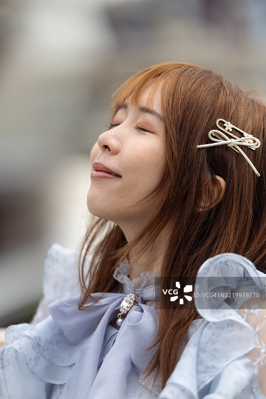 年轻女性游客在步行道上深呼吸图片素材