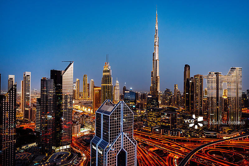 迪拜的谢赫扎耶德路和哈利法塔夜景图片素材