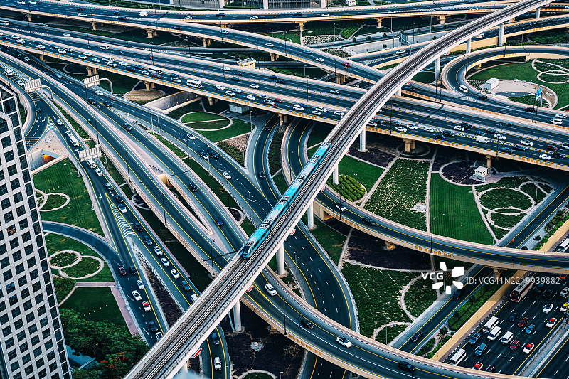 迪拜阿联酋谢赫扎耶德路立交桥的复杂鸟瞰图图片素材