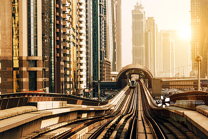 迪拜谢赫扎耶德路的城市天际线与现代建筑景观图片素材