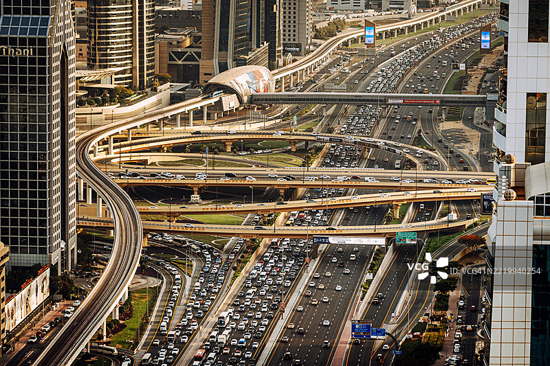 迪拜的谢赫扎耶德路，展现交通与立交桥建筑图片素材