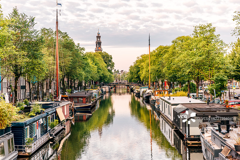 普林森格拉赫特运河和阿姆斯特丹老城的夏季景色，北荷兰，荷兰图片素材
