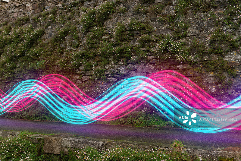 人行道上闪烁的双光轨迹图片素材