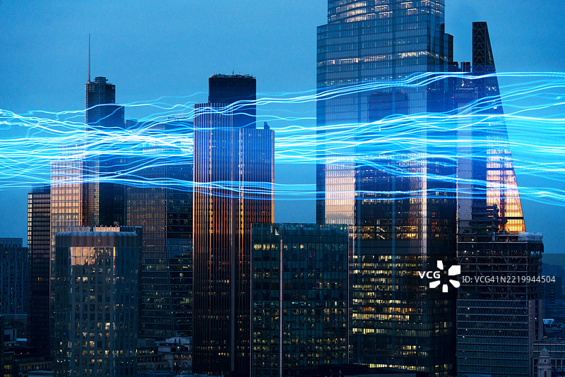 伦敦金融区办公大楼之间穿梭的电光轨迹。图片素材