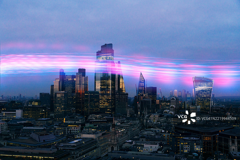 发光的光轨穿过伦敦金融区。图片素材