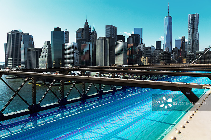 布鲁克林大桥上的光轨，朝向金融区，展现了一号世界贸易中心。图片素材