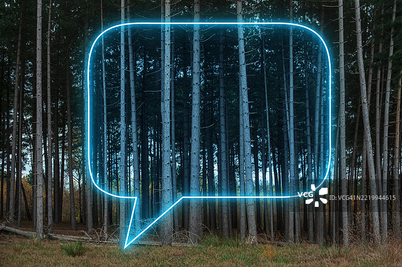 森林中的发光霓虹对话气泡图片素材