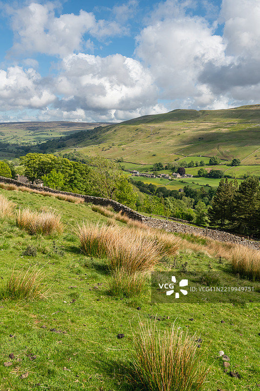 斯威尔代尔和远处的萨特伦村。英国约克郡。图片素材