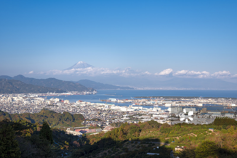 从静冈市清水港俯瞰富士山图片素材