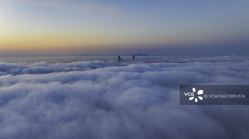 云中城市的全景视图。图片素材