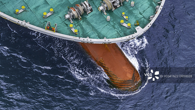 货船在海洋中的鸟瞰图。图片素材