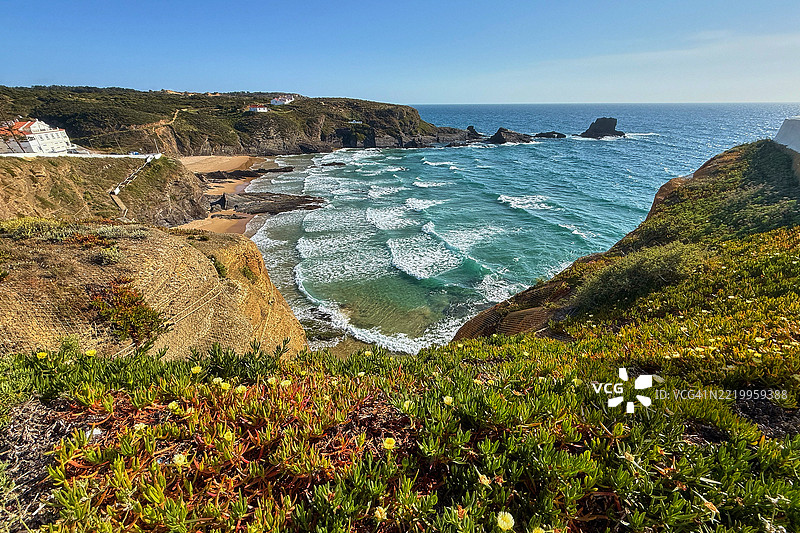 波浪拍打在葡萄牙阿连特茹的赞布基拉海滩岸边图片素材