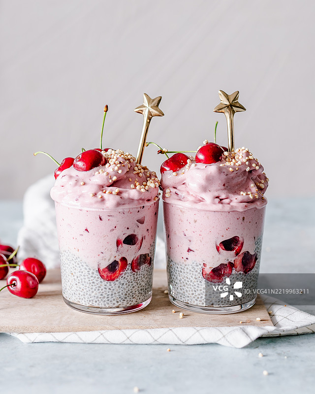 浓厚的香蕉樱桃奶昔配奇亚籽布丁图片素材