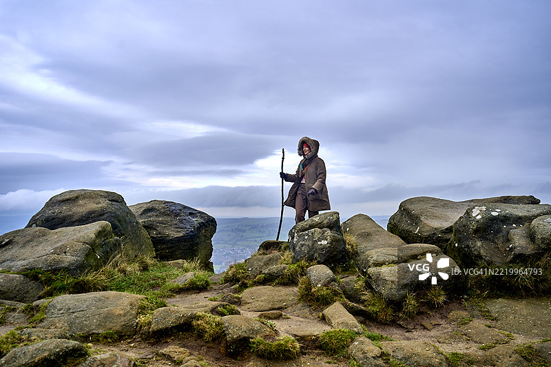 一位女性在约克郡沼泽地徒步旅行。南约克郡。英国。图片素材