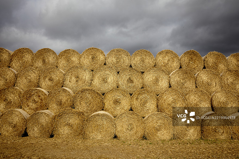 暴风雨的天空下的干草堆。英国图片素材