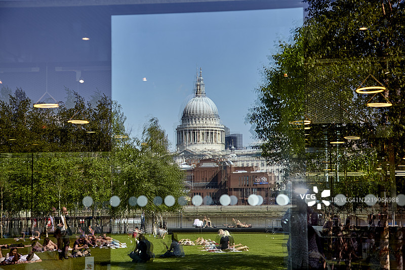 伦敦圣保罗大教堂的独特视角图片素材