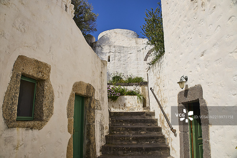 白色建筑配有石质细节和绿色门,蓝天清澈,启示修道院,阿波卡利普斯修道院,1999年世界遗产,帕特莫斯,多德卡尼斯群岛,希腊,欧洲图片素材