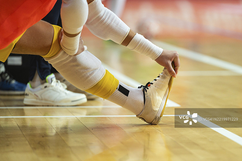 一名五人制足球运动员热身时的腿部图片素材