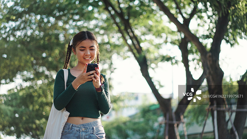 青少年在绿色环境中散步。图片素材