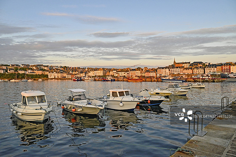 法国布列塔尼芬尼斯特尔道阿尔内兹罗斯梅尔港的码头上的船只图片素材