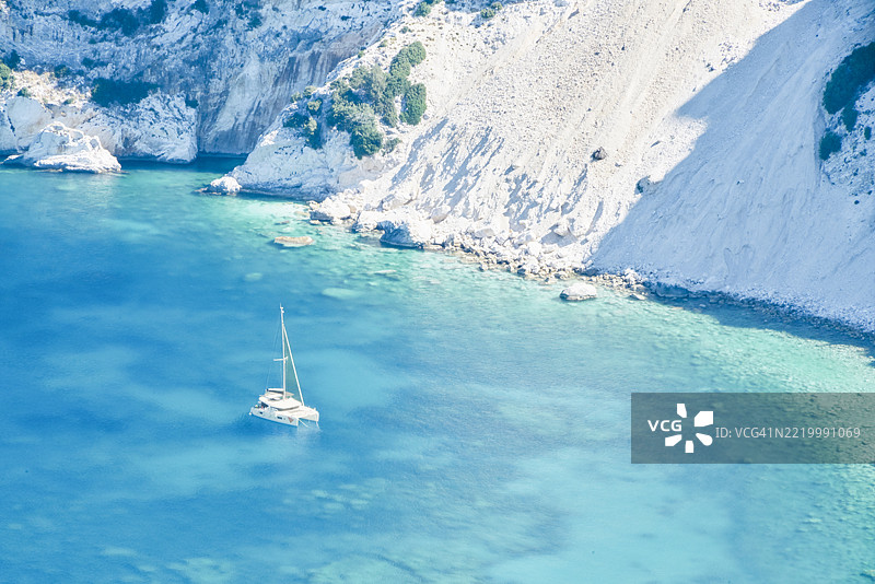 在意大利庞扎岛的碧蓝地中海上航行的双体船图片素材