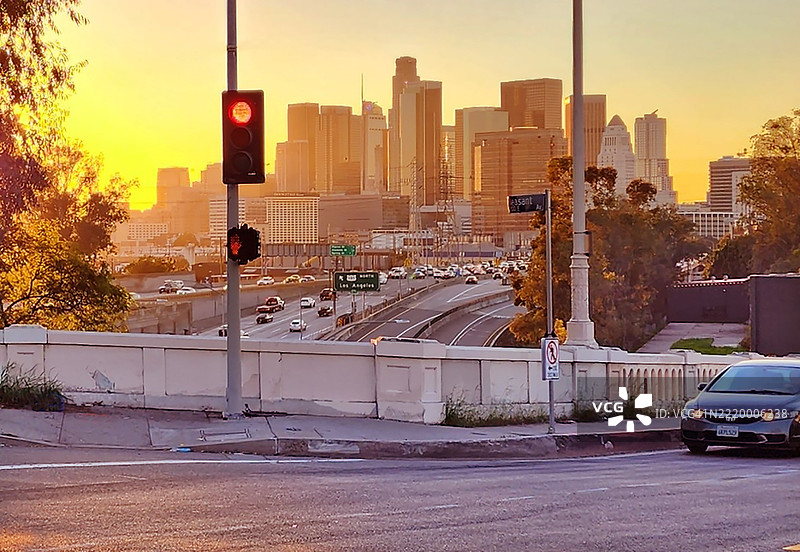 从塞萨尔·查韦斯大道俯瞰洛杉矶市中心的黄昏日落景色图片素材