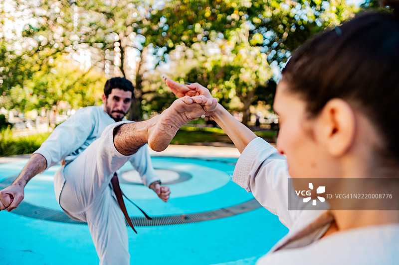 在公共公园训练的空手道运动员特写图片素材