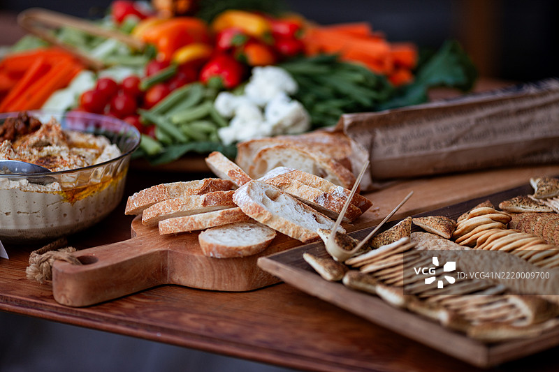 多样化的食物背景：碳水化合物、蛋白质、蔬菜、水果和乳制品摆放在木桌上图片素材