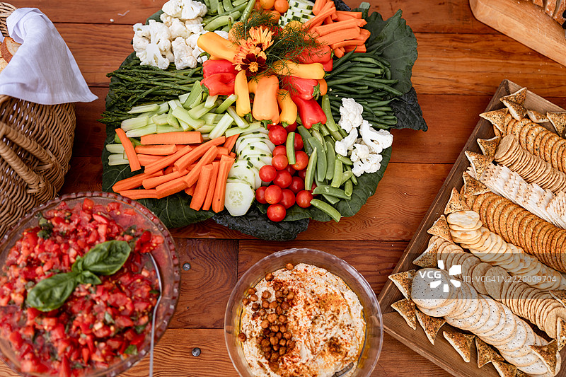 多样化的食物背景，包括碳水化合物、蛋白质、蔬菜、水果和乳制品，摆放在餐盘上。图片素材
