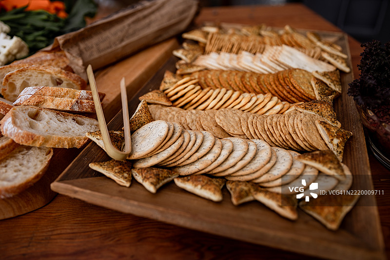 多样化的食物背景，包含碳水化合物、蛋白质、蔬菜、水果和乳制品，摆放在餐盘上。图片素材