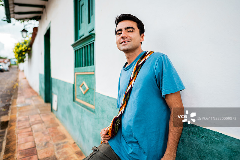 哥伦比亚桑吉尔，桑坦德州的一位年轻男子肖像图片素材