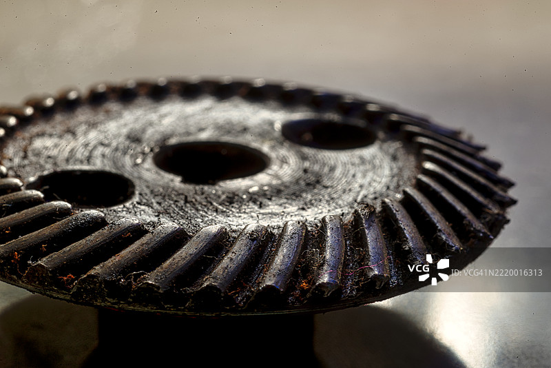磨损的金属齿轮特写，显示出磨损迹象图片素材
