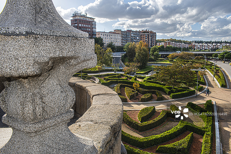 托莱多桥花园，托莱多桥。西班牙，马德里。图片素材