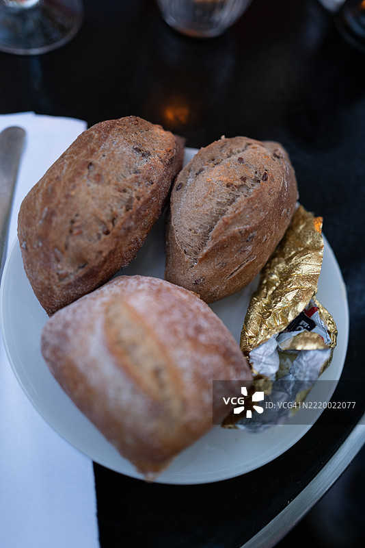 法式咖啡馆供应的乡村面包卷图片素材